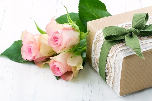 Advice on avoiding certain wedding gifts to a Russian or Ukrainian bride 